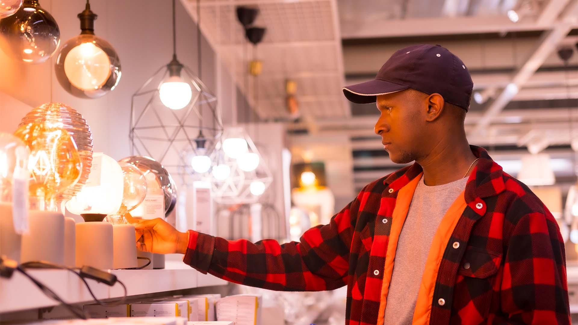 LED Lights vs. Traditional Incandescent Bulbs: Which is Best for the Holidays? - FENLO