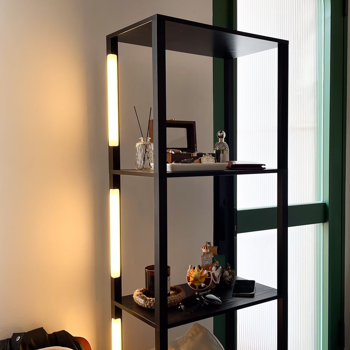 Entryway storage with lighting