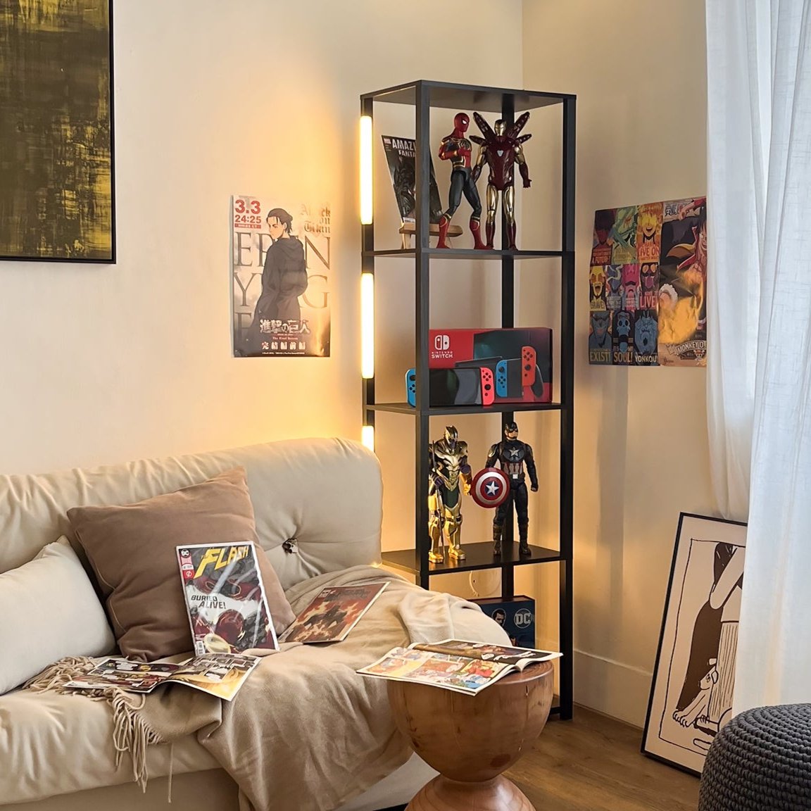 Collectibles display shelf for figurines and anime