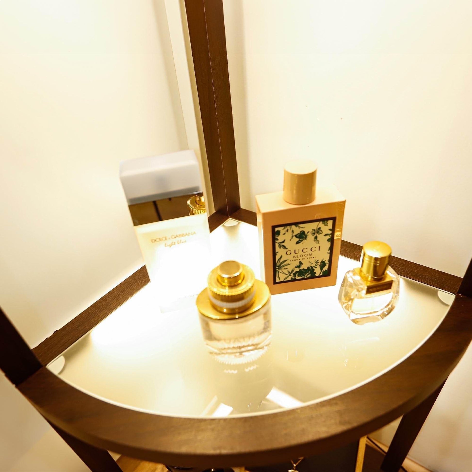 Illuminated perfume display shelf